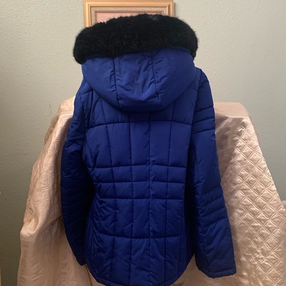 Calvin Klein navy blue and black
Women's Faux-Fur-Lined Hooded Puffer Coat - Picture 5 of 10